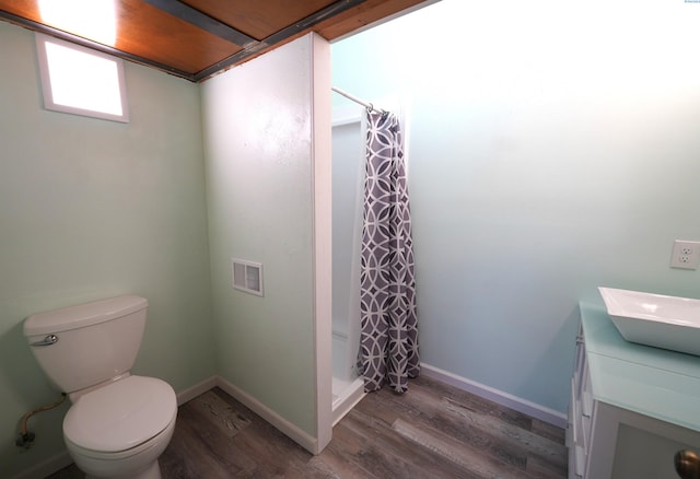 full bathroom featuring vanity, a shower with shower curtain, wood finished floors, and toilet