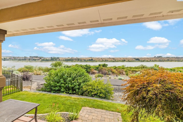 view of yard featuring a water view