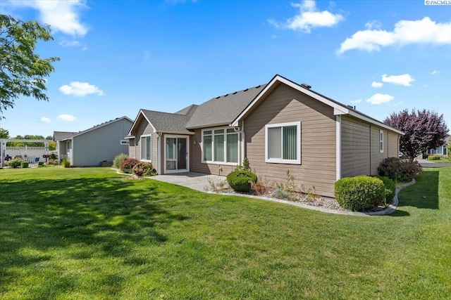 106 Muirfield Ln, Pasco, WA 99301 - view of front of home with a front lawn and a patio area