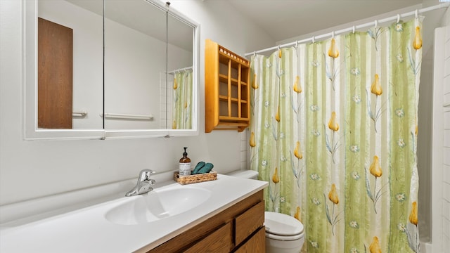 5456 Fern Loop, West Richland, WA 99352 - full bath with vanity and a shower with shower curtain