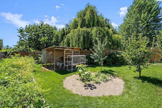 view of yard featuring an outbuilding