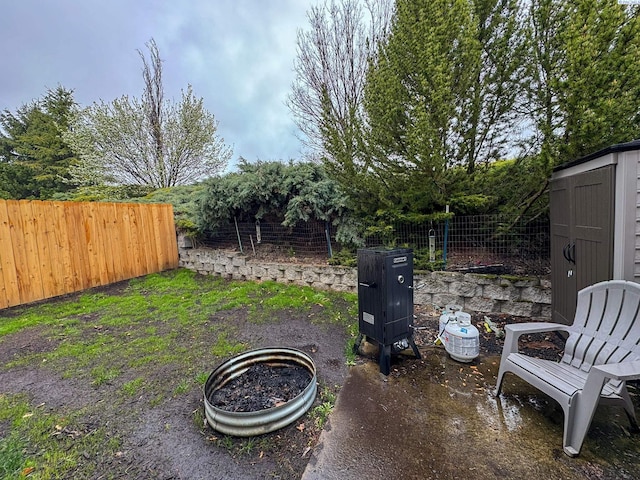 view of yard featuring a fenced backyard and a shed