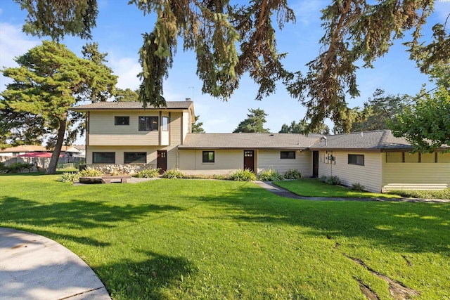 back of house featuring a lawn