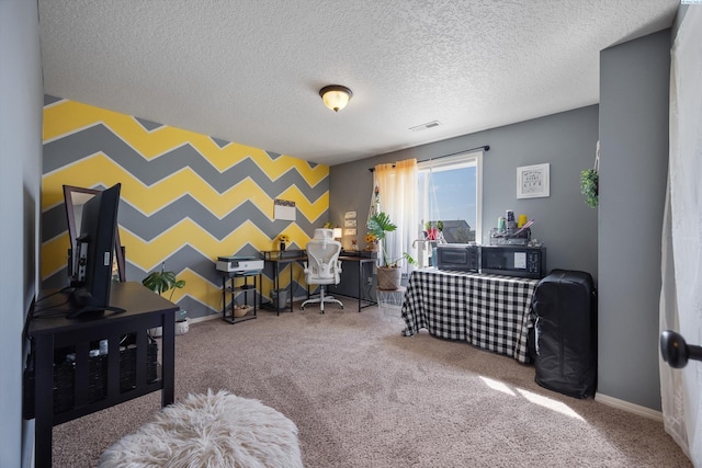 6115 Wildcat Ln, Pasco, WA 99301 - living area featuring carpet floors, a textured ceiling, visible vents, and baseboards