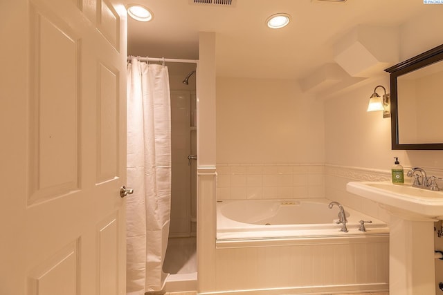 525 SE Water St, Pullman, WA 99163 - bathroom with a jetted tub, a shower with shower curtain, visible vents, and recessed lighting