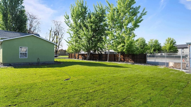 215 E Oak St, Walla Walla, WA 99362 - view of yard featuring fence