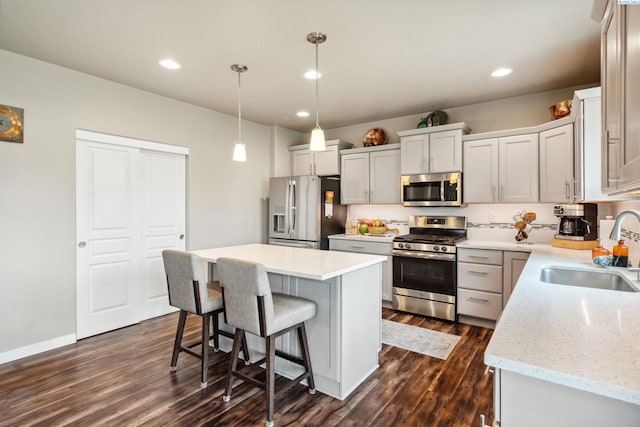 2855 S Dawes Pl, Kennewick, WA 99338 - kitchen featuring a kitchen breakfast bar, a center island, a sink, stainless steel appliances, and dark wood-type flooring