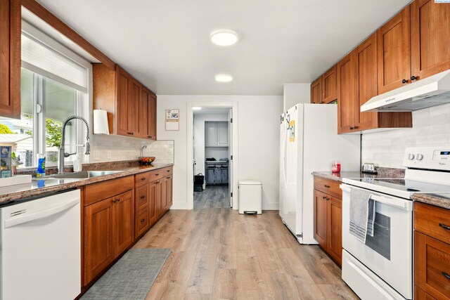 1006 Adams St, Richland, WA 99352 - kitchen with white appliances, under cabinet range hood, a sink, and decorative backsplash