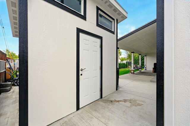 1006 Adams St, Richland, WA 99352 - doorway to property with stucco siding