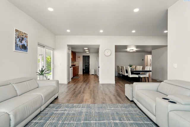 1006 Adams St, Richland, WA 99352 - living area featuring recessed lighting, wood finished floors, and baseboards