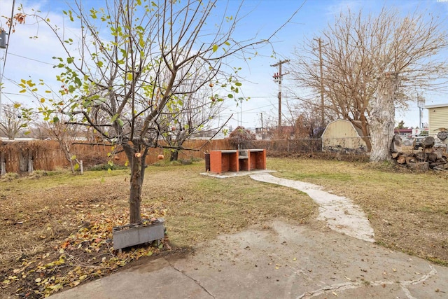 view of yard featuring an outbuilding