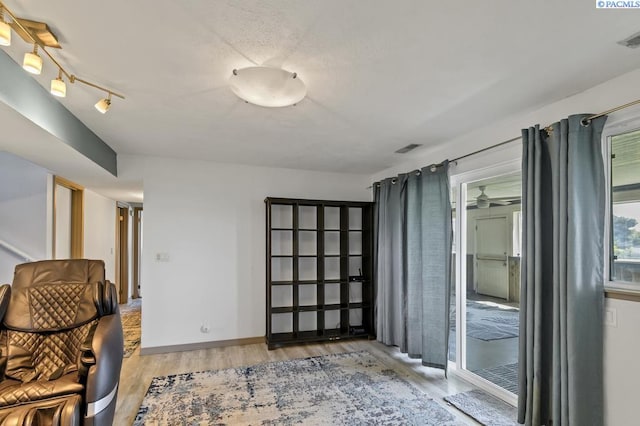 141 Travis Ln, Kennewick, WA 99338 - foyer with wood finished floors and ceiling fan