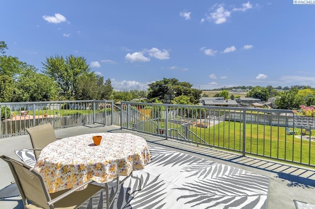 141 Travis Ln, Kennewick, WA 99338 - patio / terrace featuring a lawn