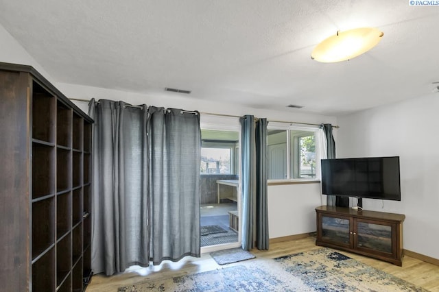 141 Travis Ln, Kennewick, WA 99338 - living room featuring wood finished floors and baseboards