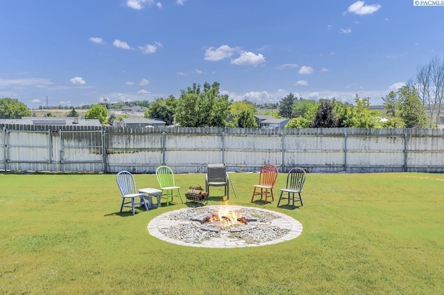 141 Travis Ln, Kennewick, WA 99338 - fenced backyard featuring an outdoor fire pit