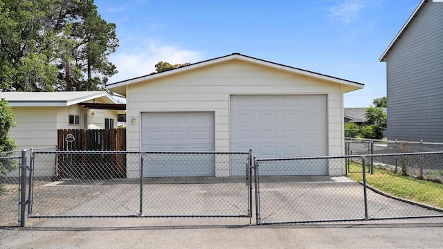 1707 W 19th Ave, Kennewick, WA 99337 - detached garage featuring a gate
