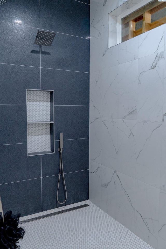 bathroom featuring tiled shower