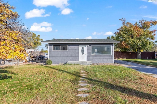 single story home featuring a front yard