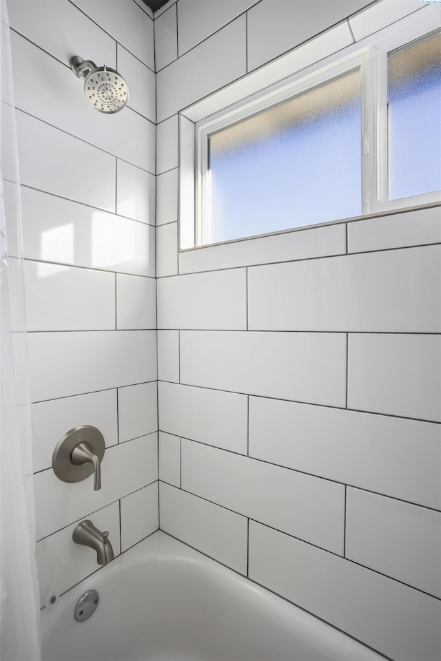 bathroom with tiled shower / bath