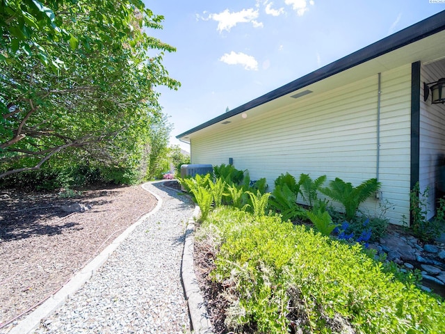 9203 Yakima Ct, Yakima, WA 98908 - view of yard featuring central AC
