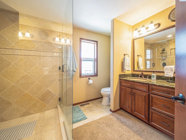 9203 Yakima Ct, Yakima, WA 98908 - bathroom featuring a tile shower, vanity, toilet, and baseboards