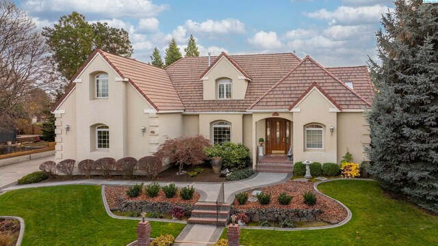 view of front of home with a front lawn