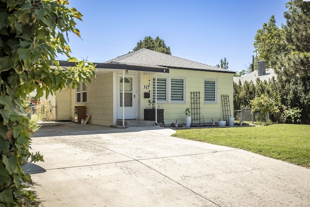 view of front of property with a front yard