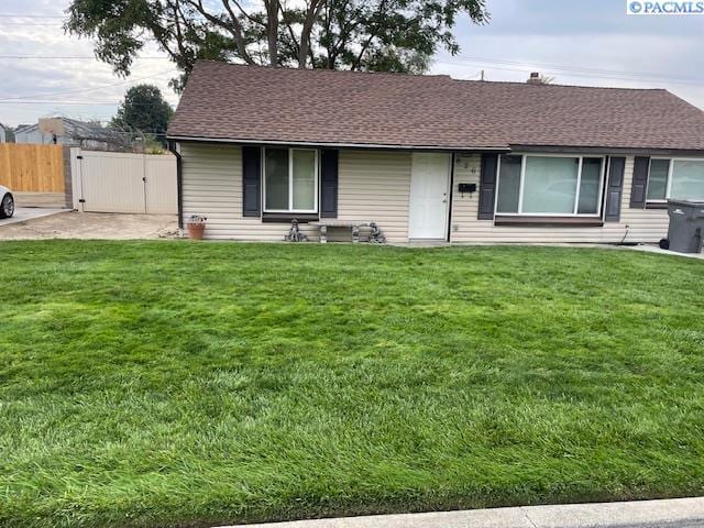 view of front of house featuring a front lawn