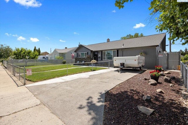 736 E 5th Ave, Kennewick, WA 99336 - ranch-style house featuring driveway and a chimney