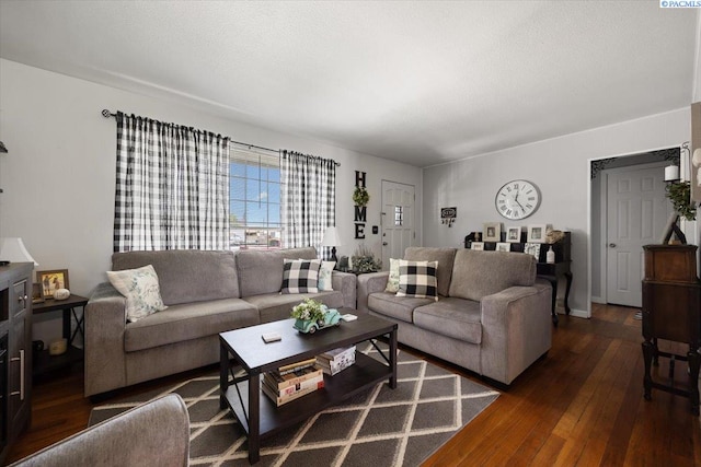 736 E 5th Ave, Kennewick, WA 99336 - living area featuring dark wood-type flooring