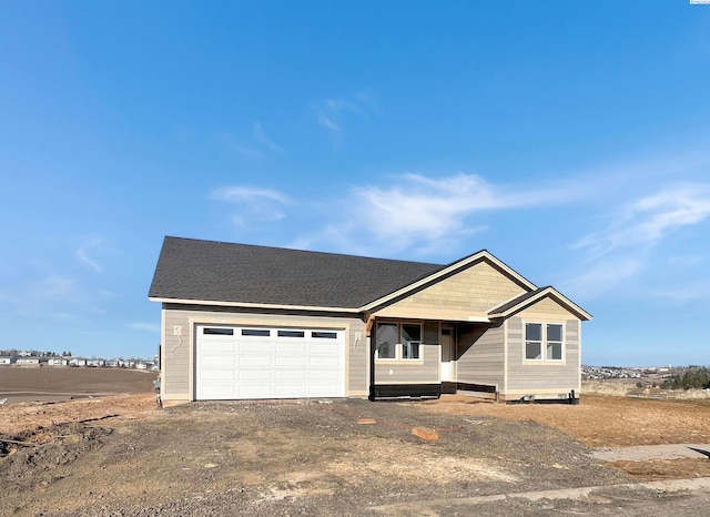 view of front of property featuring dirt driveway and a shingled roof