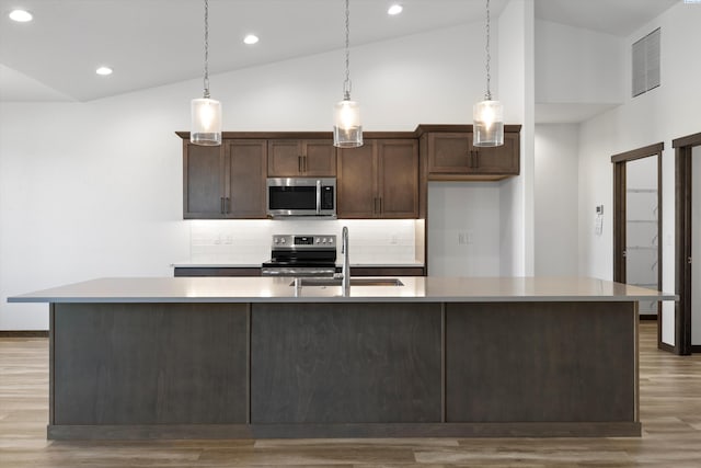 6701 Sockeye Ln, Pasco, WA 99301 - kitchen with appliances with stainless steel finishes, sink, a center island with sink, and pendant lighting