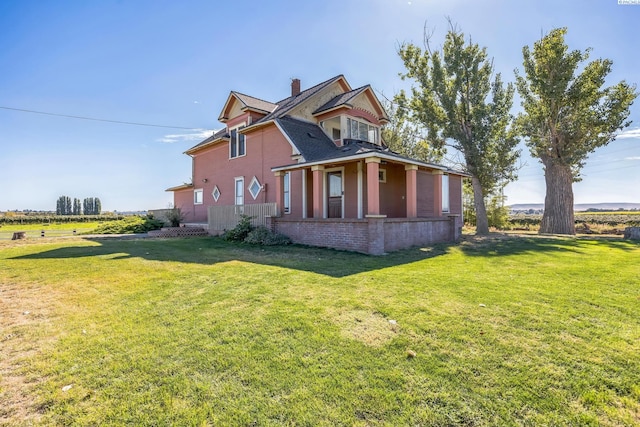 view of side of property featuring a lawn