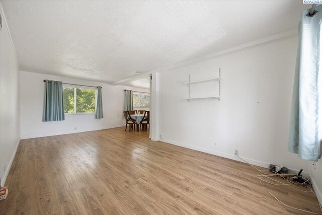1925 Everest Ave, Richland, WA 99354 - empty room featuring light wood-type flooring, a textured ceiling, and baseboards
