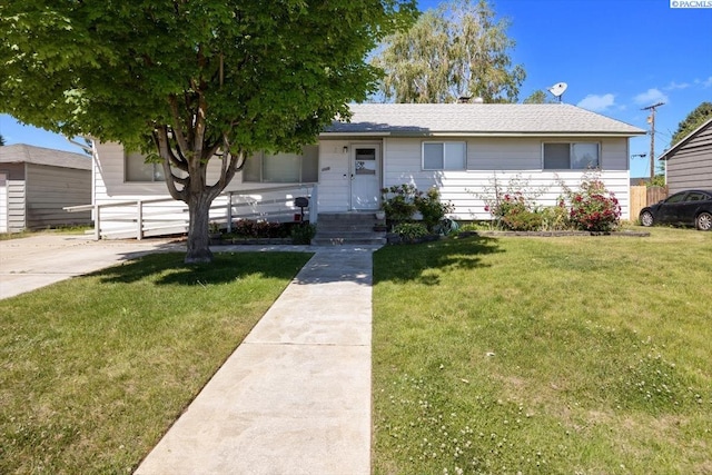 1925 Everest Ave, Richland, WA 99354 - view of front of property with a front lawn