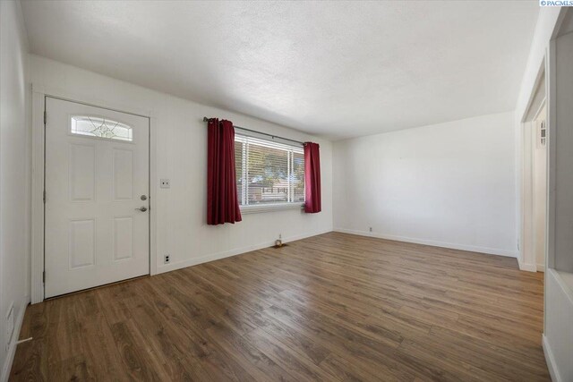 1925 Everest Ave, Richland, WA 99354 - foyer featuring wood finished floors, baseboards, and a textured ceiling