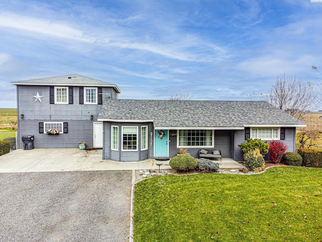 view of front of property with a front yard