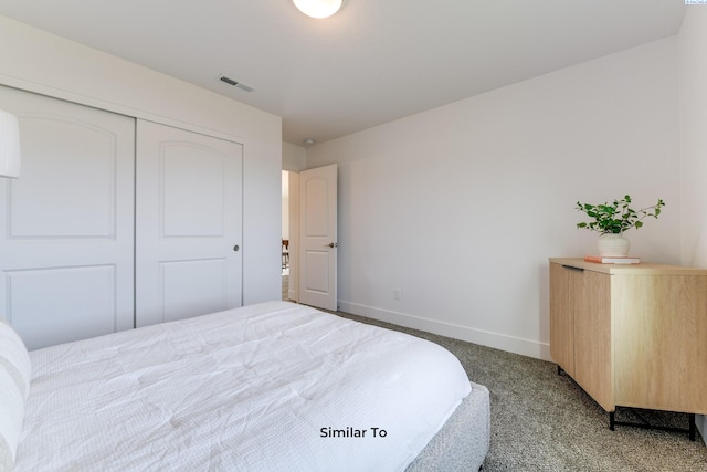 2880 S Osborne St, Kennewick, WA 99338 - carpeted bedroom with visible vents, baseboards, and a closet