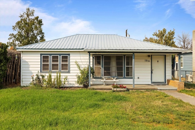 view of front of home featuring a front lawn