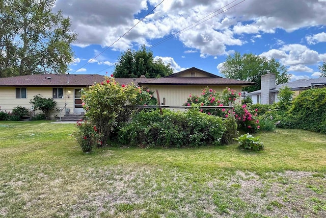 view of front of home featuring a front lawn