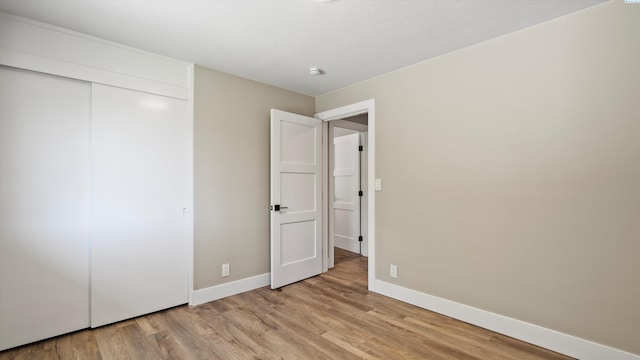 2003 W Canal Dr, Kennewick, WA 99336 - unfurnished bedroom featuring light wood-style floors and a closet