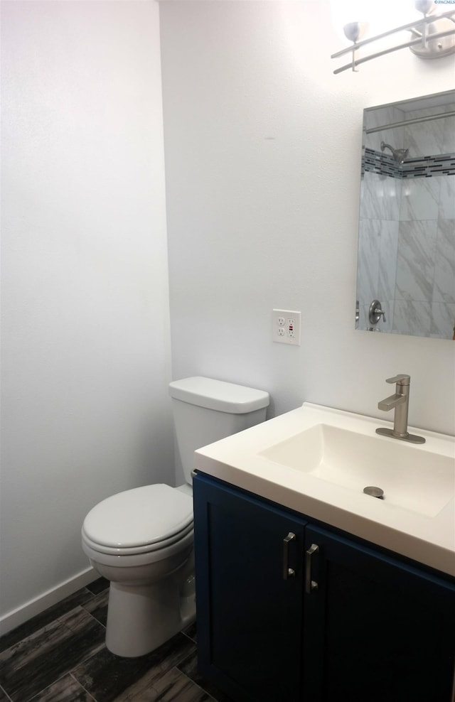 1815 W 16th Ave, Kennewick, WA 99337 - bathroom with vanity, toilet, tiled shower, and wood finished floors