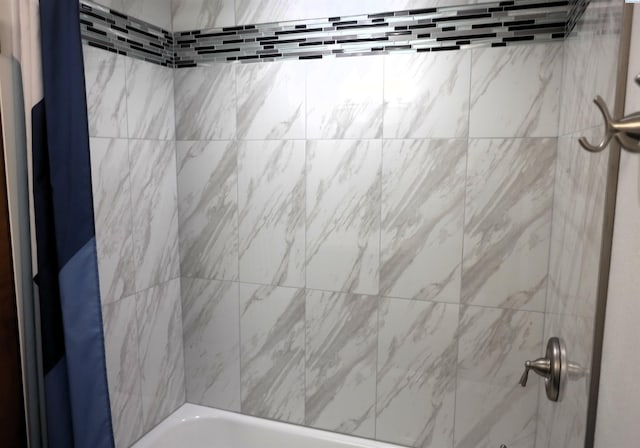 1815 W 16th Ave, Kennewick, WA 99337 - full bath with shower / bath combo with shower curtain