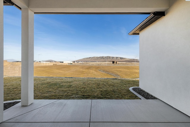 view of yard with a mountain view