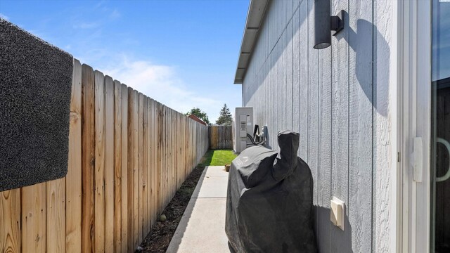520 Whitefish Ln, Pasco, WA 99301 - view of side of home featuring a fenced backyard