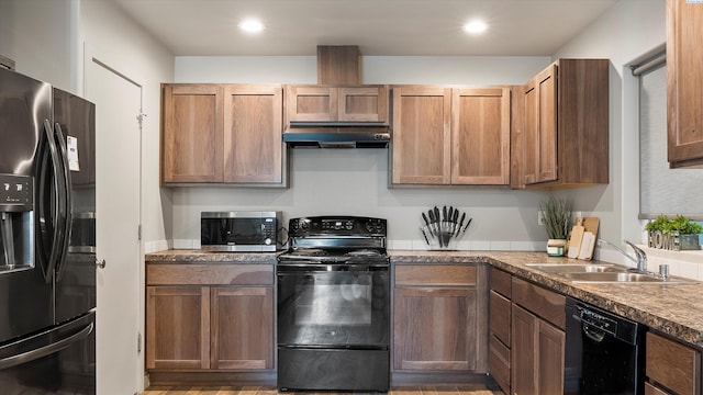 520 Whitefish Ln, Pasco, WA 99301 - kitchen featuring black appliances, under cabinet range hood, light wood-style floors, and recessed lighting