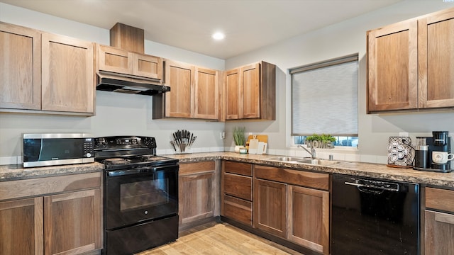 520 Whitefish Ln, Pasco, WA 99301 - kitchen featuring black appliances, under cabinet range hood, light wood finished floors, recessed lighting, and light countertops