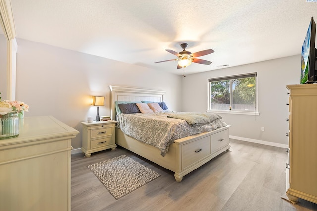 1716 W 40th Ave, Kennewick, WA 99337 - bedroom featuring light wood-style floors, ceiling fan, and a textured ceiling