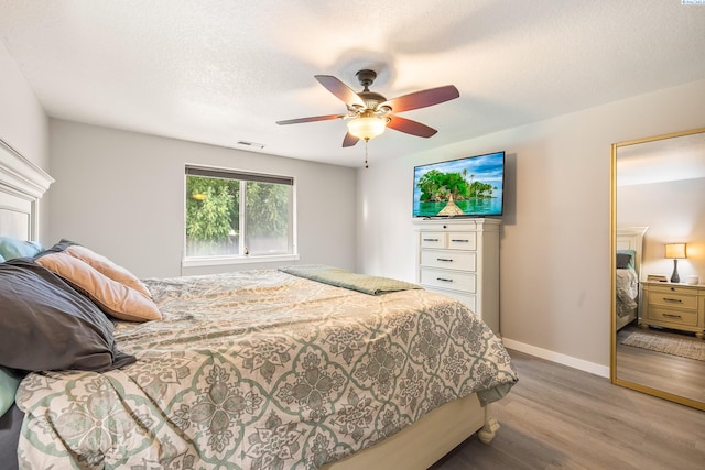 1716 W 40th Ave, Kennewick, WA 99337 - bedroom with wood finished floors and ceiling fan