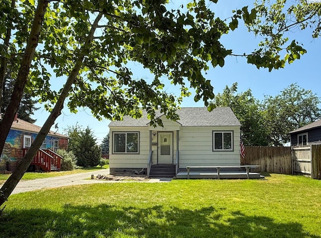 912 S Alder St, Kennewick, WA 99336 - bungalow-style home with entry steps and roof with shingles